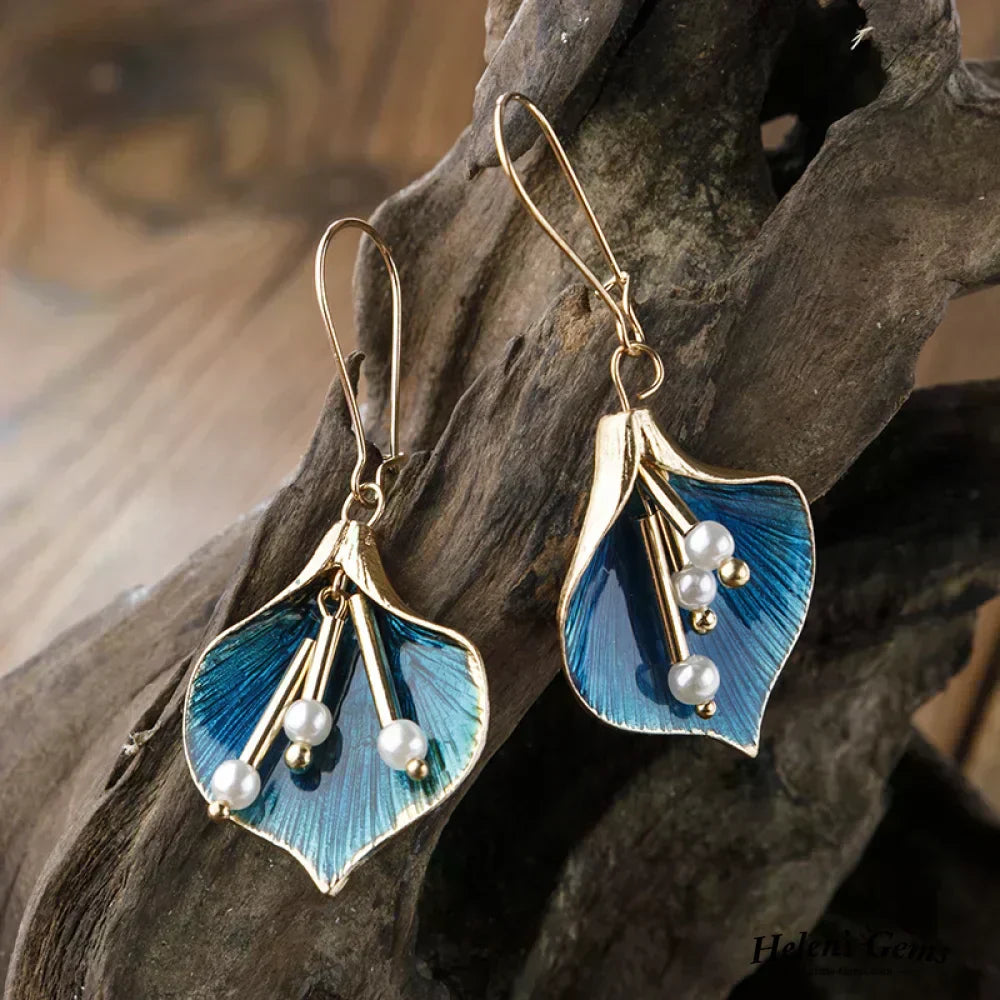 Gouden en blauwe hangende oorbellen met parels